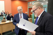 Wręczenie stypendiów za wysoko punktowane publikacje naukowe [fot. Anna Bielawiec-Osińska]